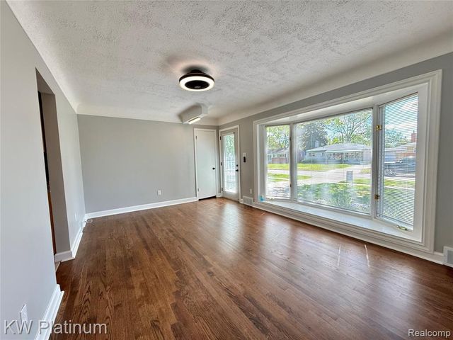 25530 Marilyn Avenue, Warren, MI 48089