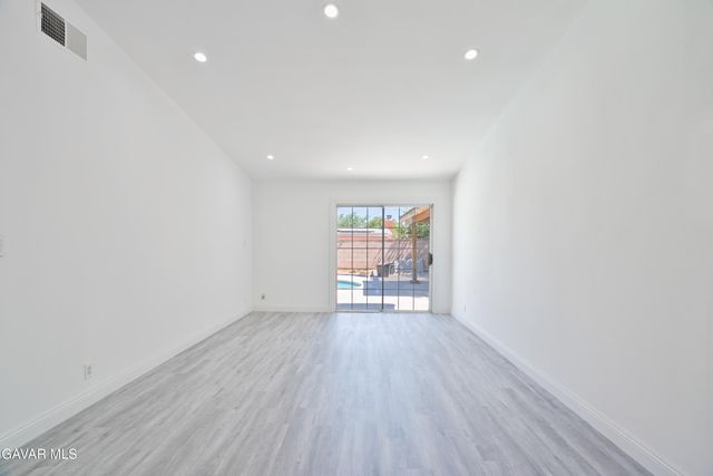 1039 W Avenue J14, Lancaster, CA 93534