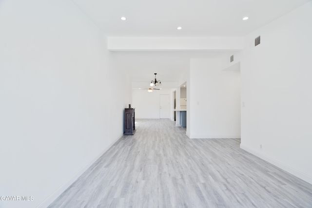 1039 W Avenue J14, Lancaster, CA 93534