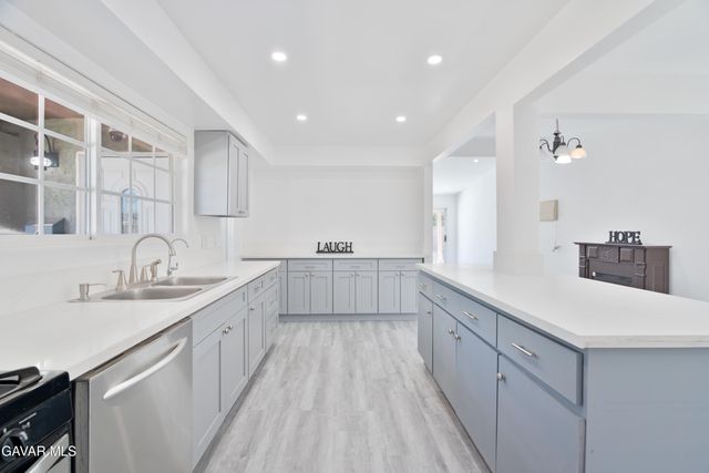 1039 W Avenue J14, Lancaster, CA 93534