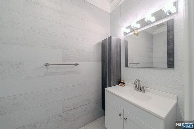 186 Hickory Lane, Closter, NJ 07624