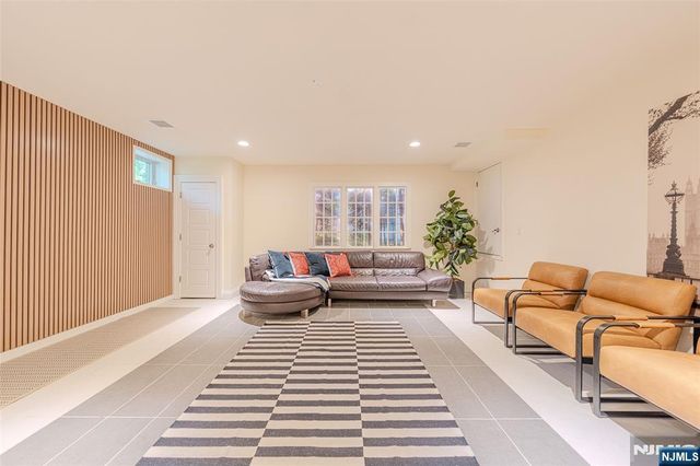 186 Hickory Lane, Closter, NJ 07624