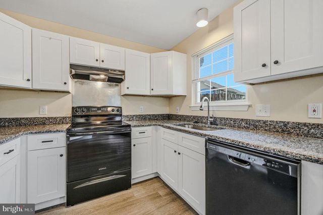 18 LAXFORD DR, Newark, DE 19702