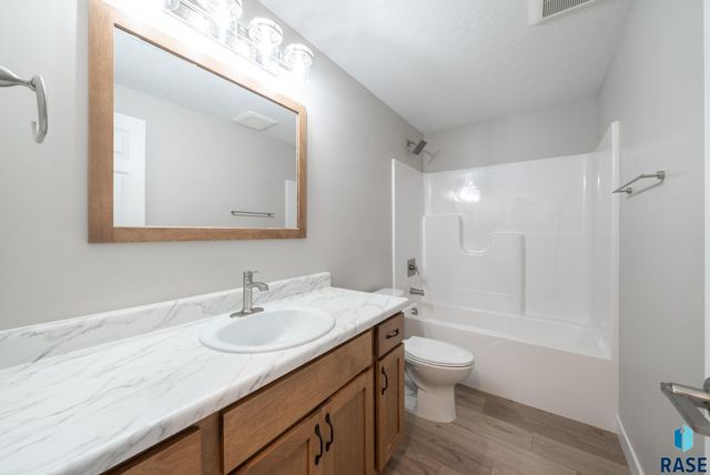 6104 N Seubert Ave Avenue, Sioux Falls, SD 57104