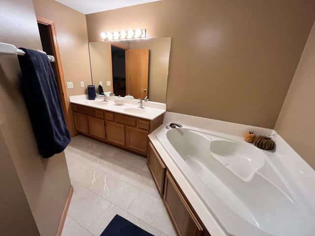 11275 Oregon Circle, Bloomington, MN 55438