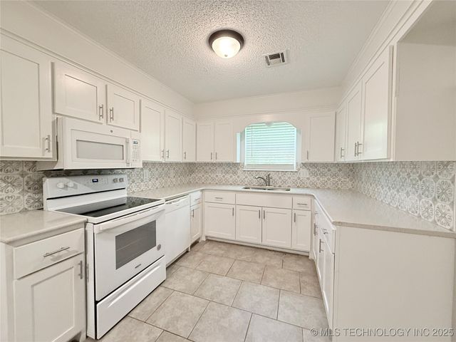 2003 Deer Run Circle, Muskogee, OK 74403