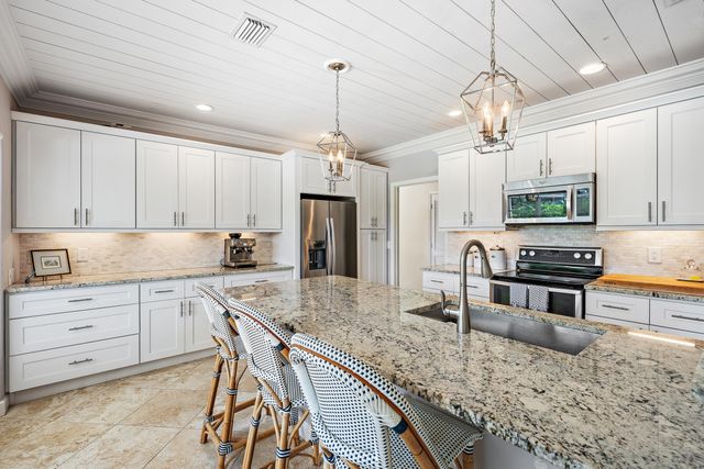 3 SE Loggerhead Lane, Tequesta, FL 33469