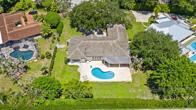 3 SE Loggerhead Lane, Tequesta, FL 33469