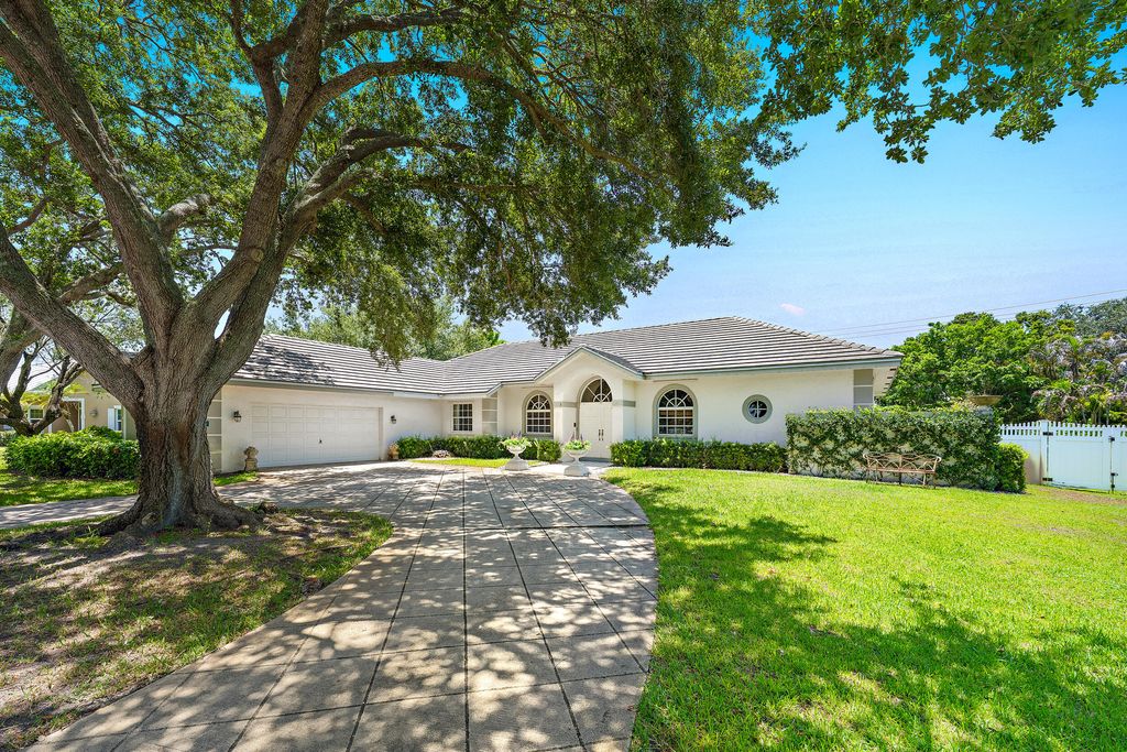 3 SE Loggerhead Lane, Tequesta, FL 33469