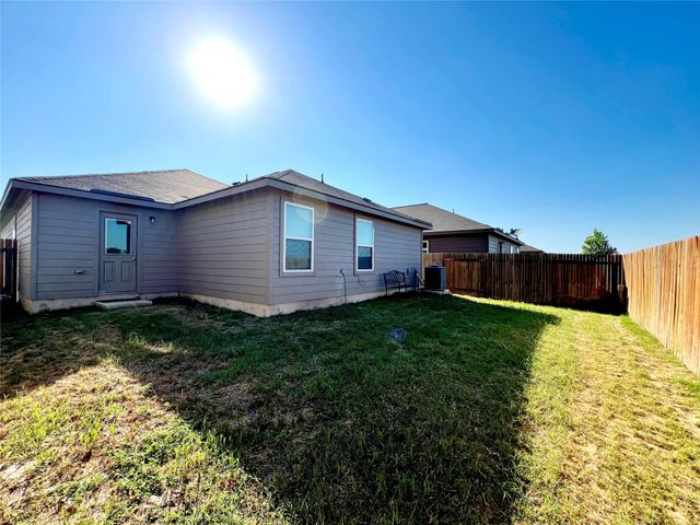 1033 Riverdale CV, Jarrell, TX 76537