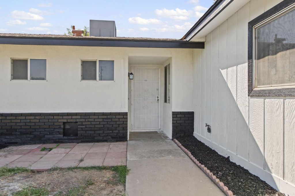 Image 6 of property listing at 10129 Heath Street, Hanford, CA 93230