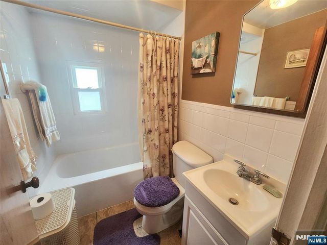499 Jauncey Avenue, Lyndhurst, NJ 07071