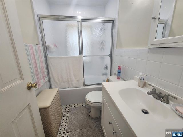 499 Jauncey Avenue, Lyndhurst, NJ 07071
