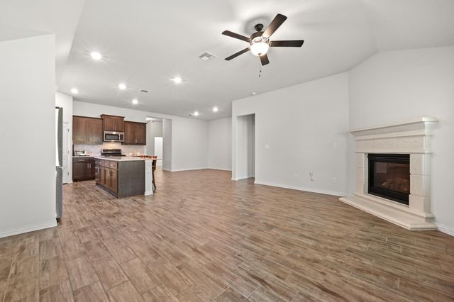 188 Danbark DR, Buda, TX 78610