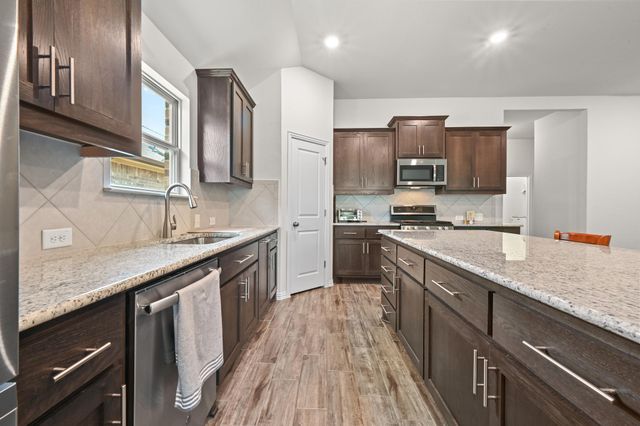 188 Danbark DR, Buda, TX 78610