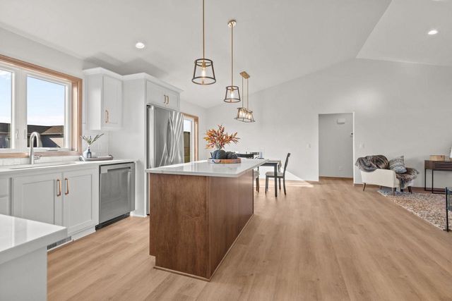 2041 BEAR PAW TRAIL, Kaukauna, WI 54130