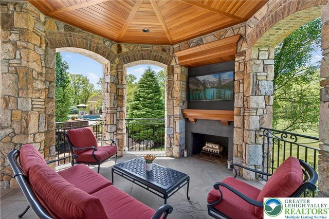 1731 Red Hawk Way, Lower Saucon Twp, PA 18015