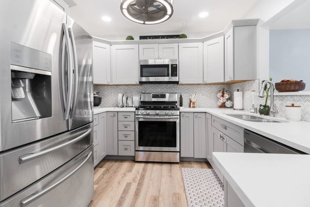 986 Four Seasons Boulevard 986, Aurora, IL 60504