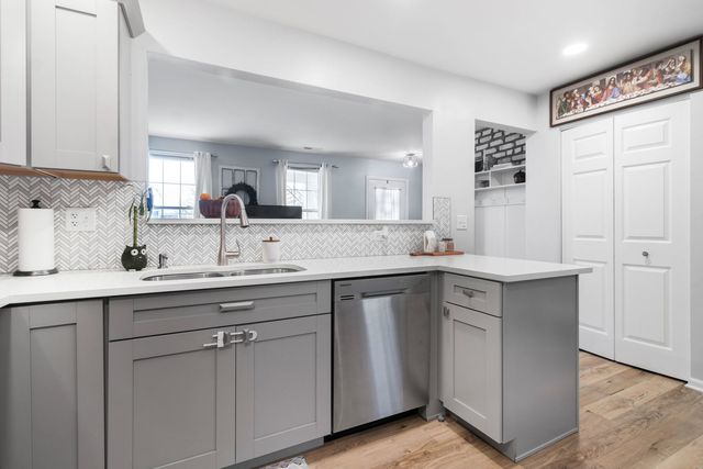 986 Four Seasons Boulevard 986, Aurora, IL 60504