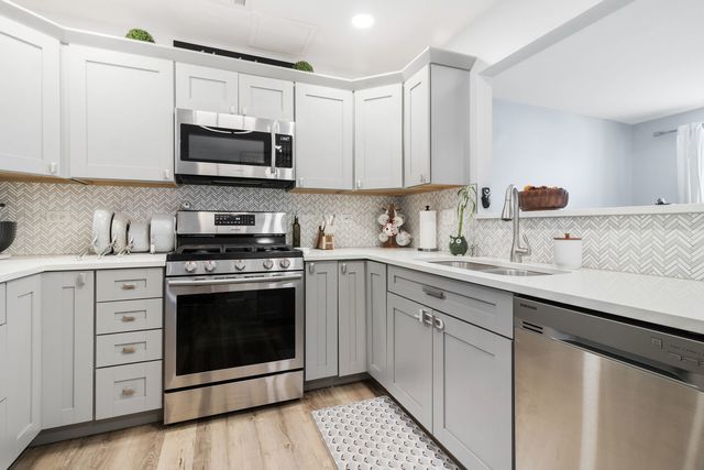 986 Four Seasons Boulevard 986, Aurora, IL 60504