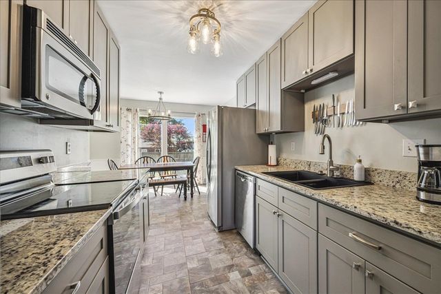 8021 BROOXIE CV, Germantown, TN 38138