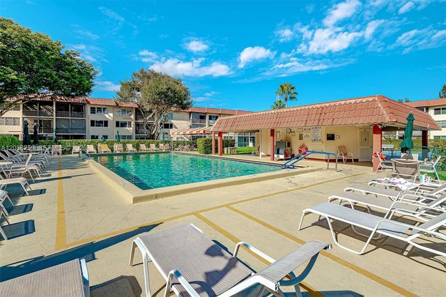 9410 N Hollybrook Lake Drive 11109, Pembroke Pines, FL 33025