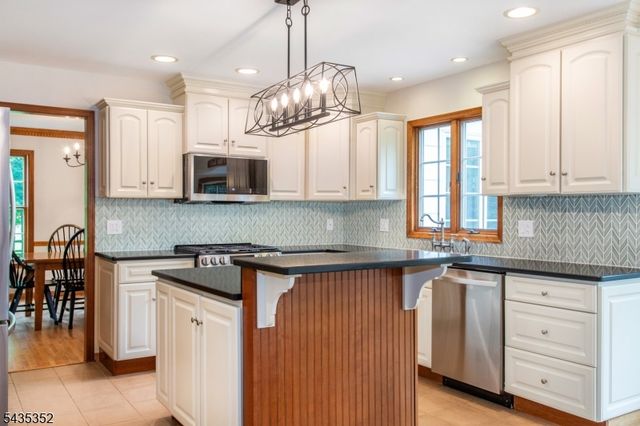 28 Kingswood Ct, Montgomery Twp., NJ 08502