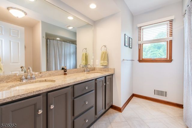 28 Kingswood Ct, Montgomery Twp., NJ 08502