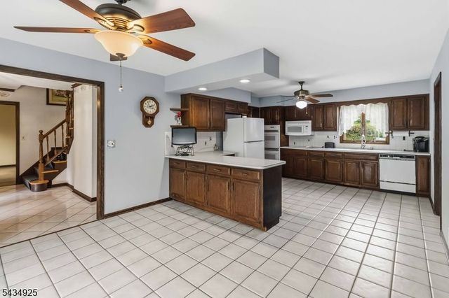 5 Twin Brooks Trl, Chester Twp., NJ 07930