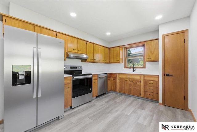 9212 Manderson Street, Omaha, NE 68134