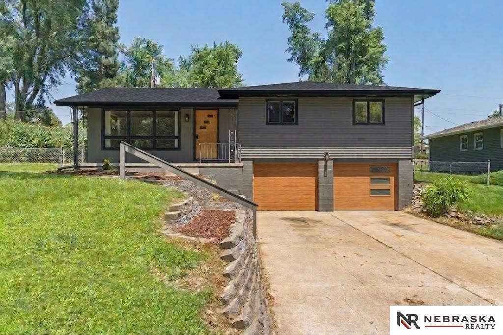 9212 Manderson Street, Omaha, NE 68134