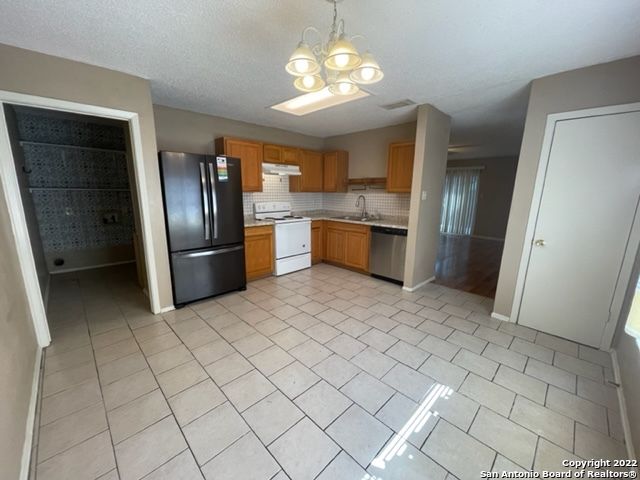 2167 MOSSY CREEK DR, San Antonio, TX 78245