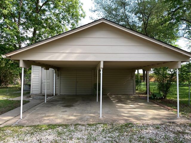 1307 W Lake DR, Taylor, TX 76574