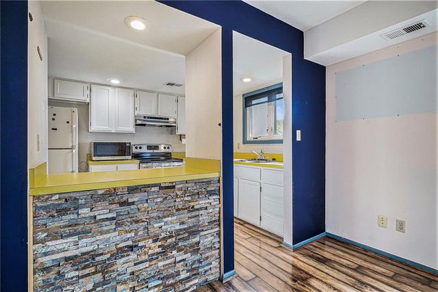 10863 Rosehill Road, Overland Park, KS 66210