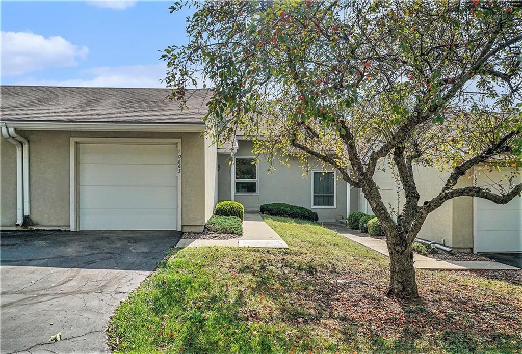 10863 Rosehill Road, Overland Park, KS 66210