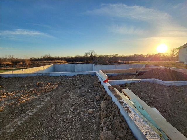 4264 Lake Shore Court, Basehor, KS 66007