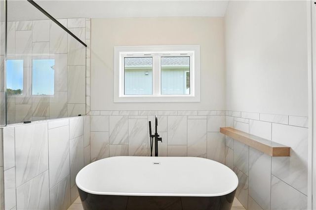 4264 Lake Shore Court, Basehor, KS 66007