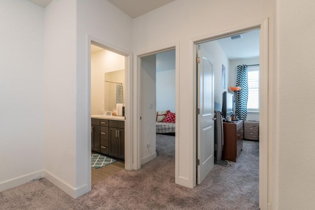 2269 Sierra Village Dr, Roseville, CA 95747