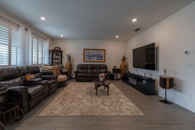 2269 Sierra Village Dr, Roseville, CA 95747