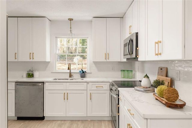 1966 S Hidden Hills Parkway, Stone Mountain, GA 30088