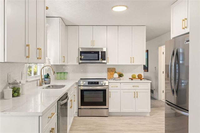 1966 S Hidden Hills Parkway, Stone Mountain, GA 30088