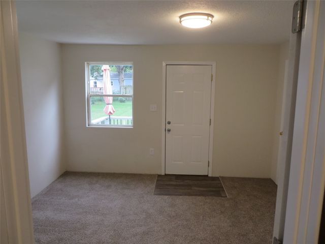 2204 E 39th Street, Des Moines, IA 50317
