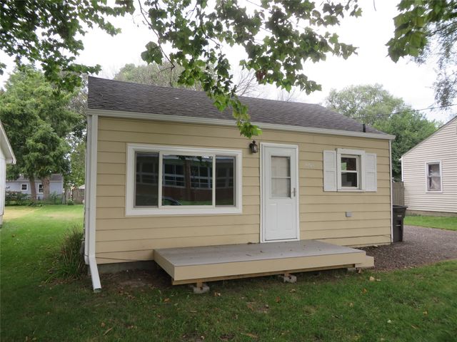 2204 E 39th Street, Des Moines, IA 50317