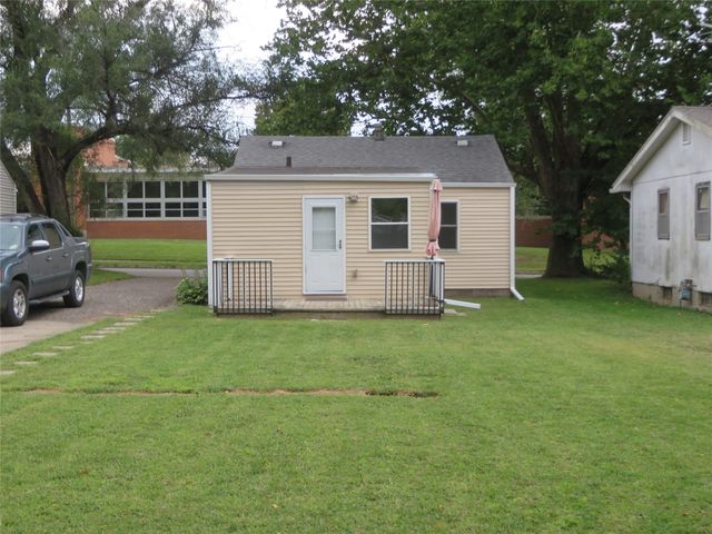 2204 E 39th Street, Des Moines, IA 50317