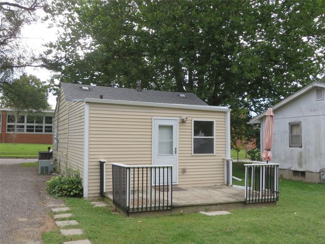 2204 E 39th Street, Des Moines, IA 50317