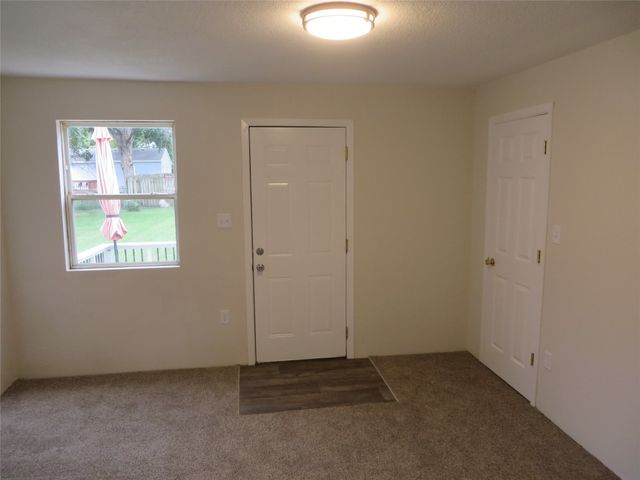 2204 E 39th Street, Des Moines, IA 50317