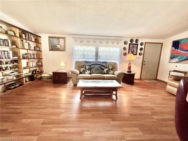 573 Cape Florida LN, Naples, FL 34104