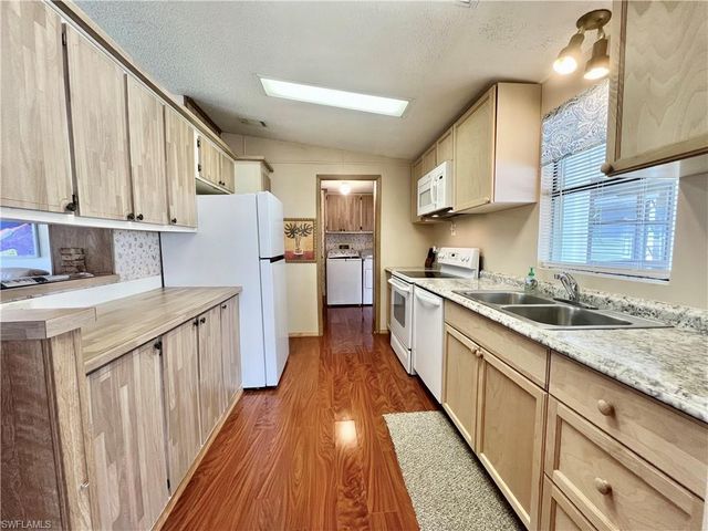 573 Cape Florida LN, Naples, FL 34104
