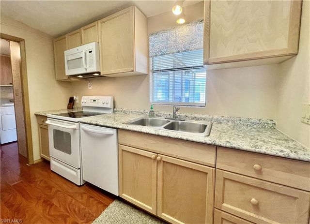 573 Cape Florida LN, Naples, FL 34104