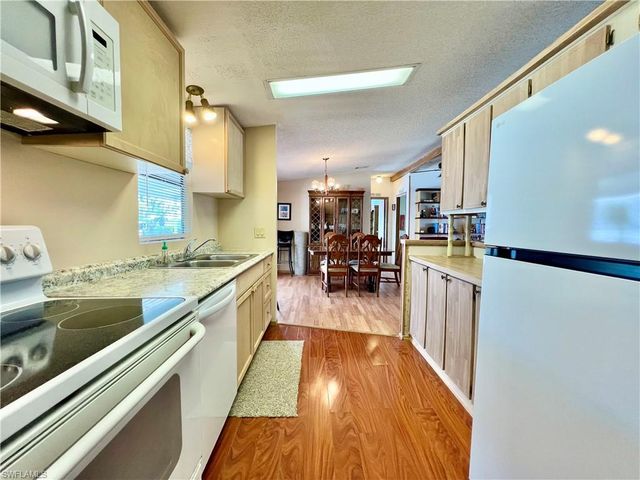 573 Cape Florida LN, Naples, FL 34104